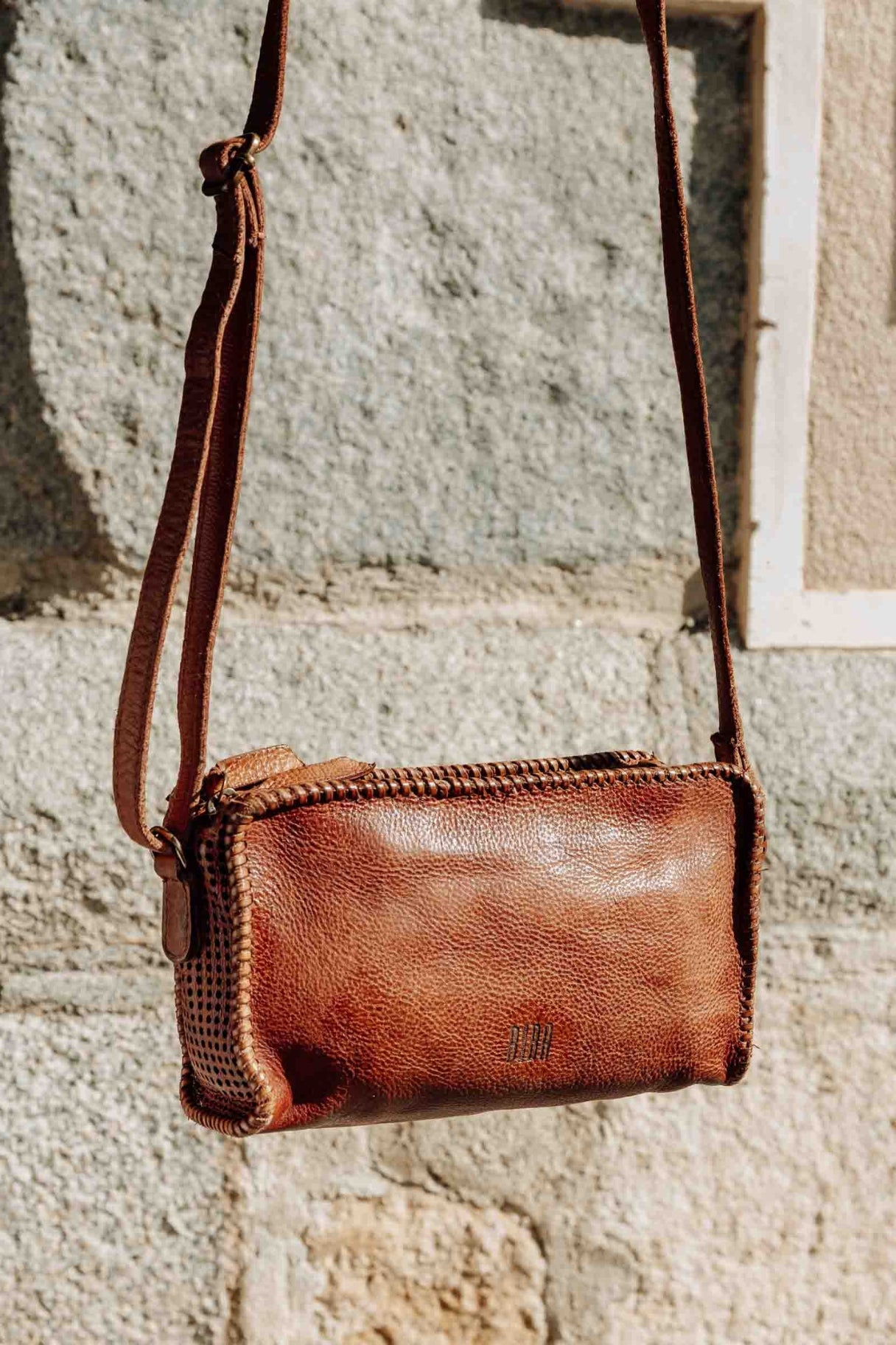 Abbot – Sac bandoulière femme en cuir lavé et perforé – BIBA