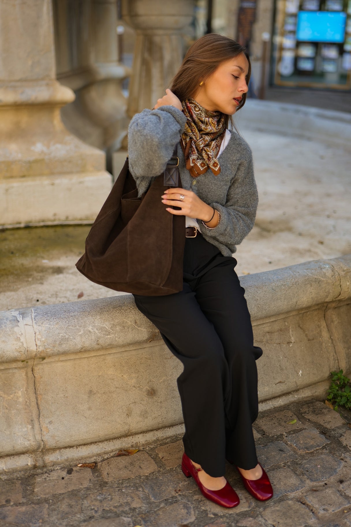 Sac cabas en cuir couleur chocolat porté