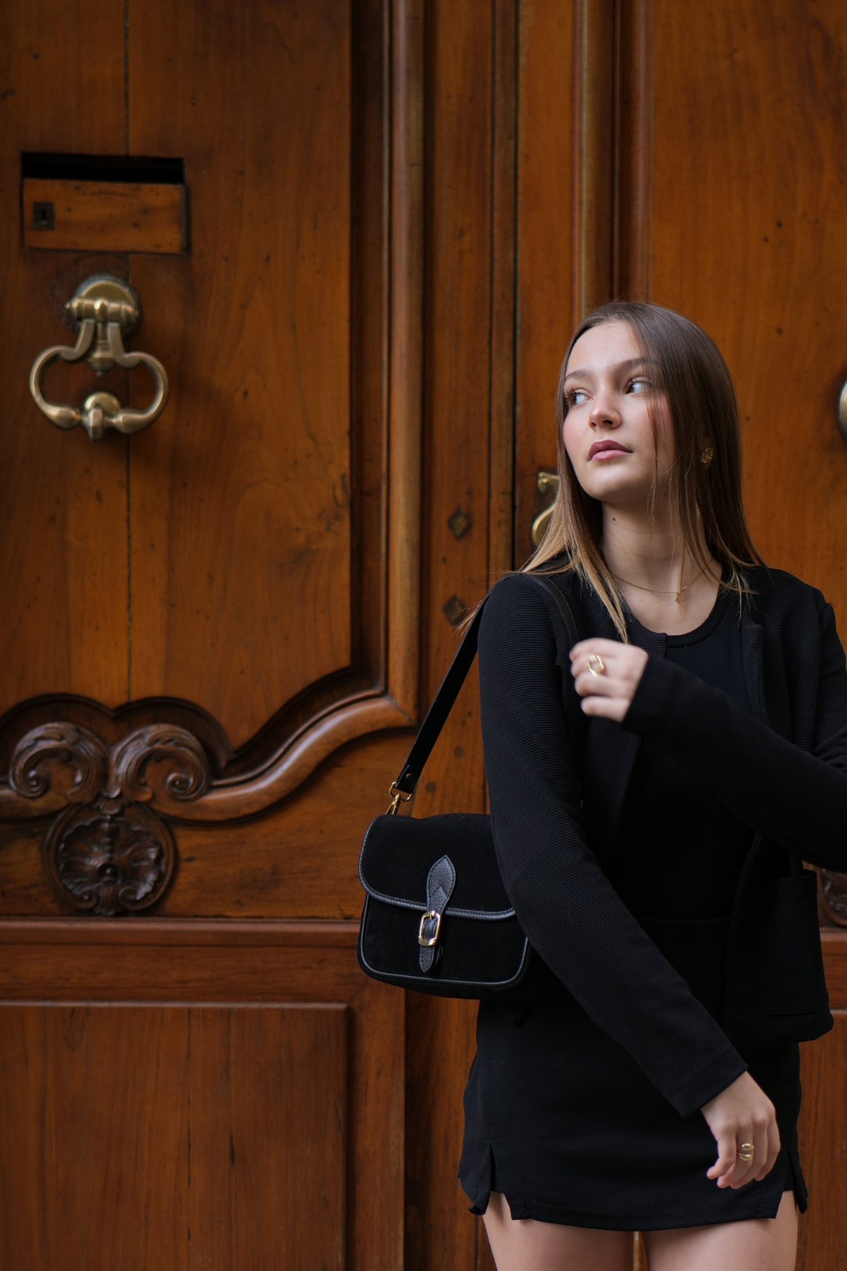 Sac à main en cuir suède noir pour femme modèle Léon avec boucle dorée