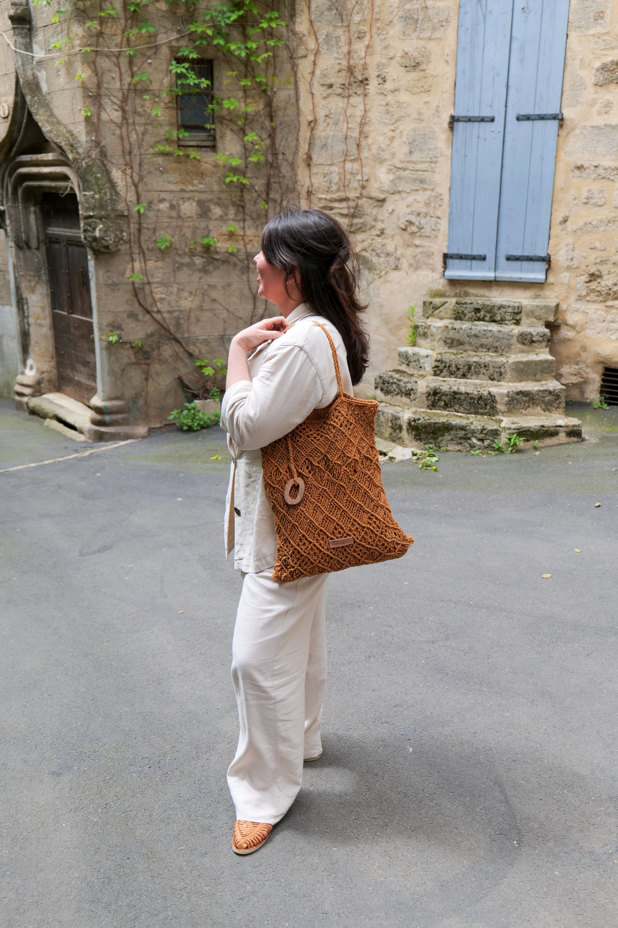 Sac filet en coton tressé couleur argile – porté à l’épaule