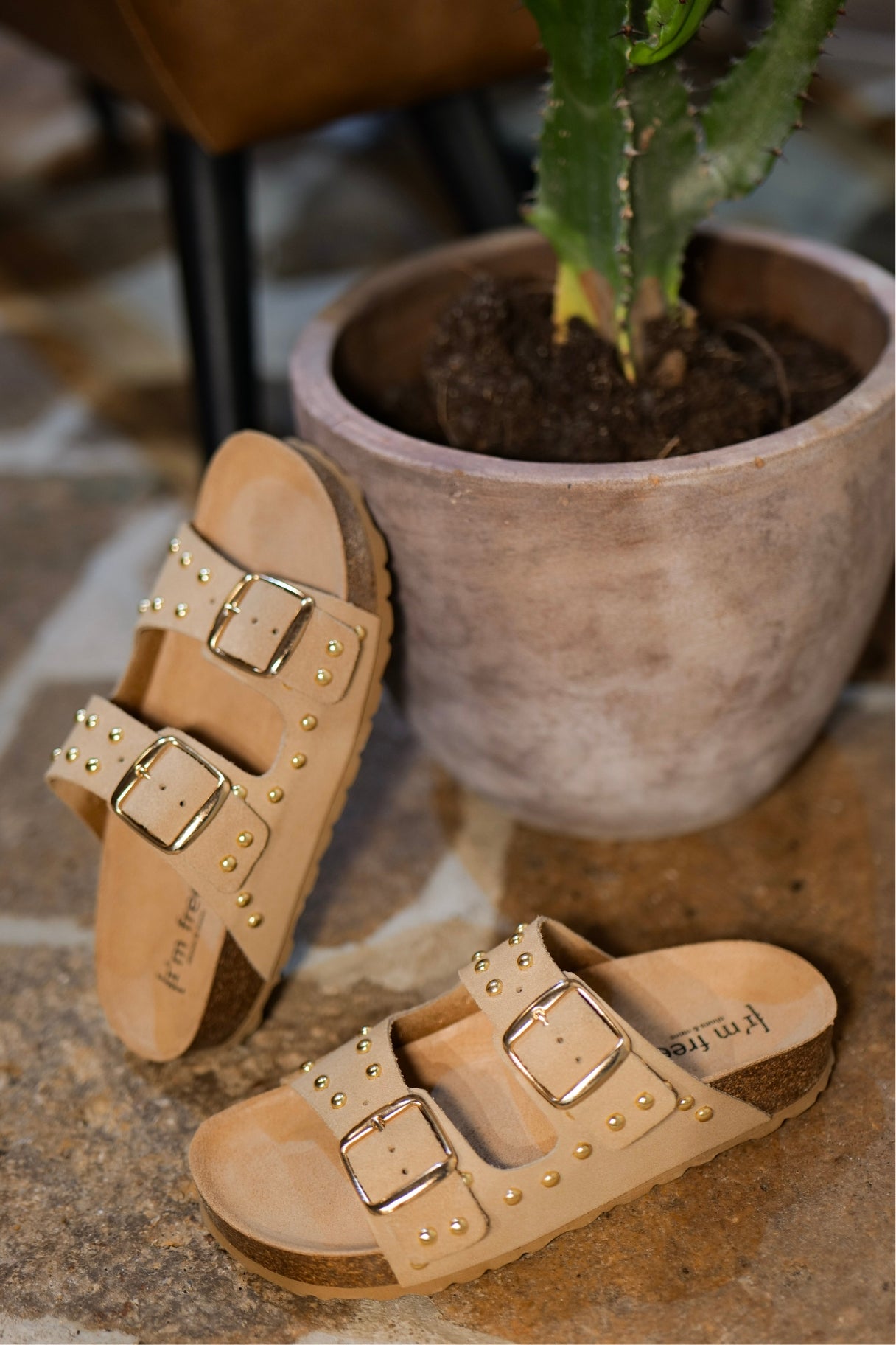 Sandales beige à double boucle avec clous dorés en cuir 