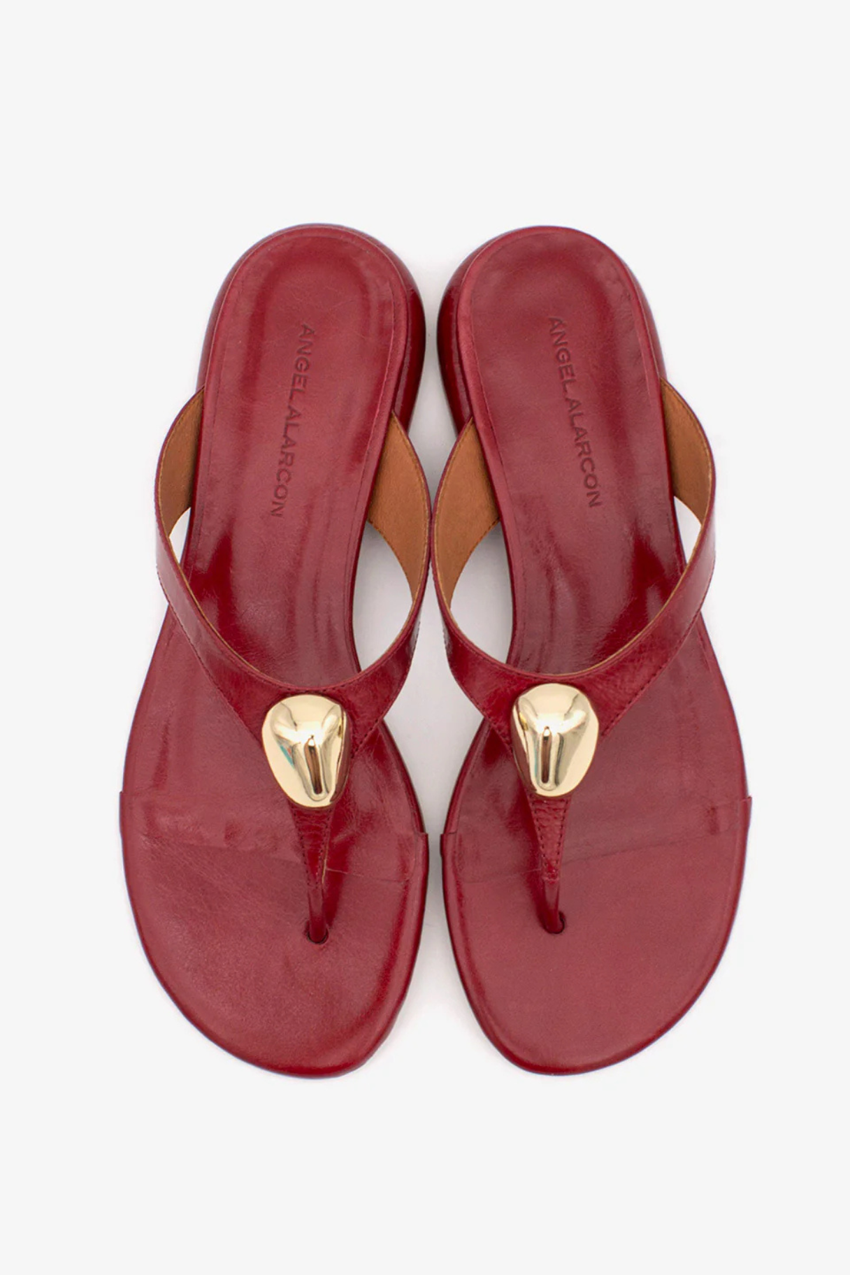 Sandales tong cuir rouge bordeaux Claudia Ángel Alarcón avec ornement doré, vue du dessus