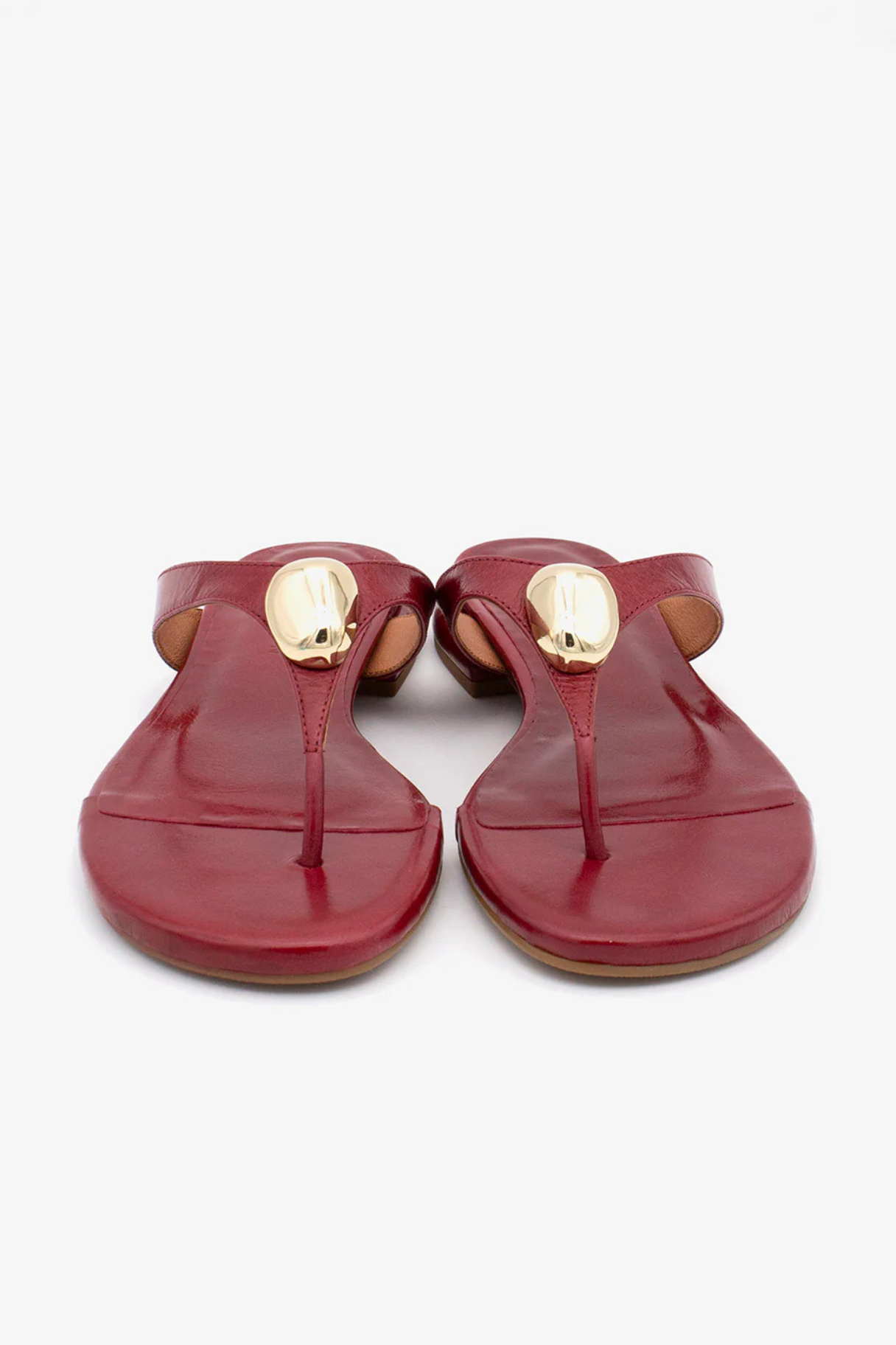 Sandales tong cuir rouge Claudia Ángel Alarcón, vue de face ornement doré